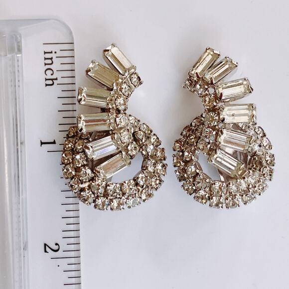 Mid Century Atomic Clear Rhinestone Clip On Earrings Swirl Baguette 50s Cocktail - Picture 6 of 9